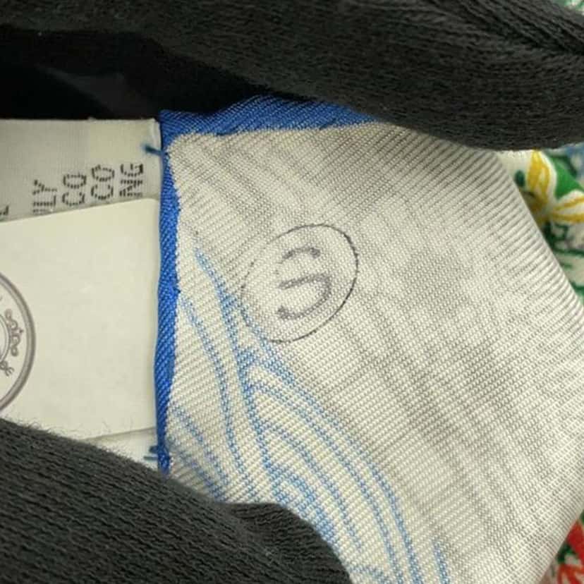 Hermès Eleftheria Silk Scarf 140 Blue Silk Good condition - Model View