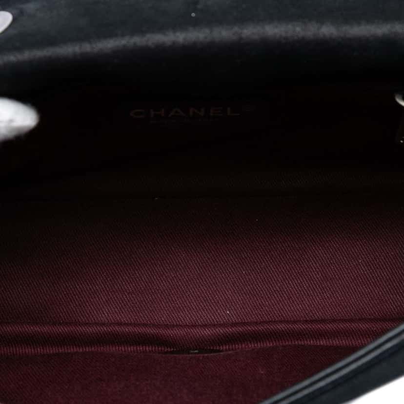 Chanel Medium Diamond Embossed Calfskin New Chic Flap Black Leather Very good condition - Model View