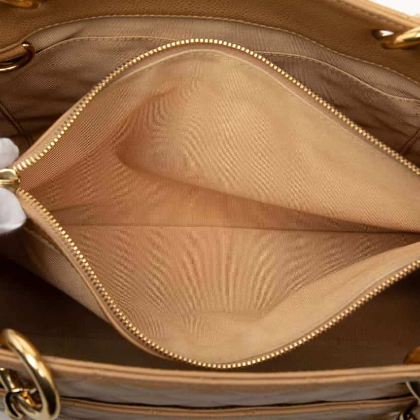 Chanel Caviar Grand Shopping Tote Brown Leather Very good condition - Model View