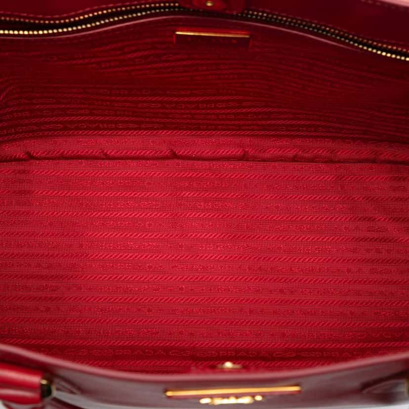 Prada Large Saffiano Lux Galleria Satchel Red Leather Very good condition - Model View