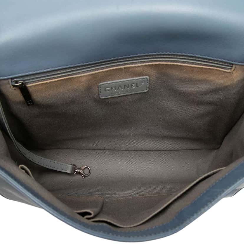 Chanel Large Quilted Lambskin Boy Flap Blue Leather Very good condition - Model View
