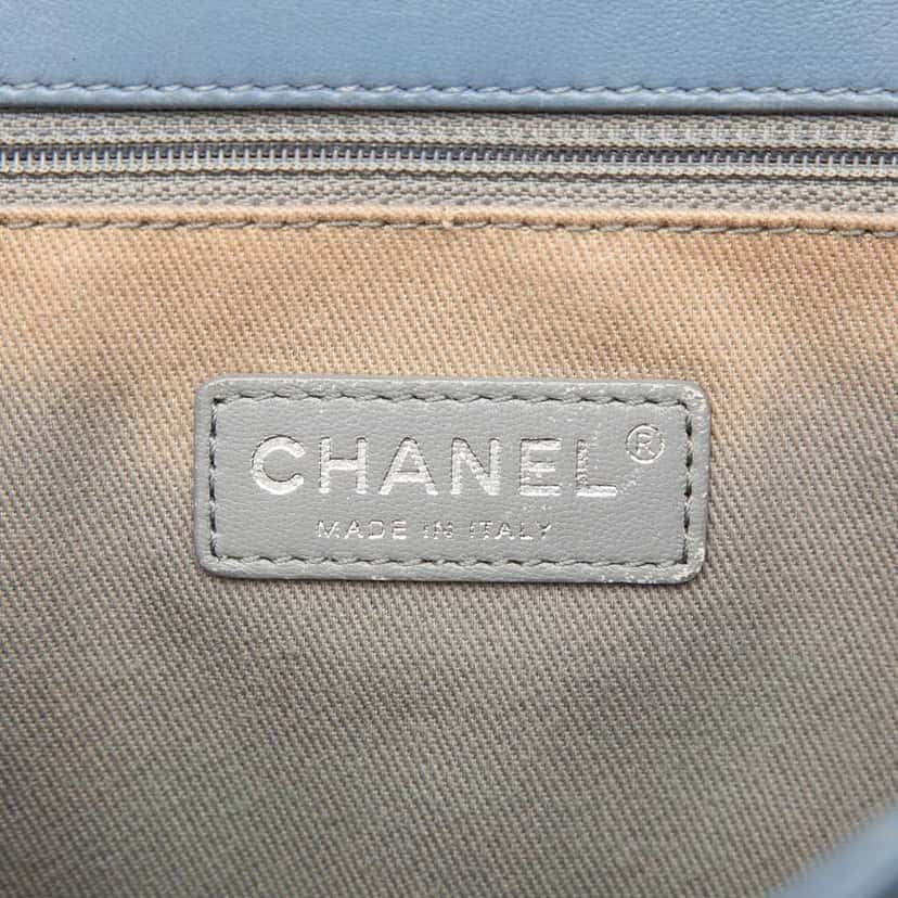Chanel Large Quilted Lambskin Boy Flap Blue Leather Very good condition - Box View
