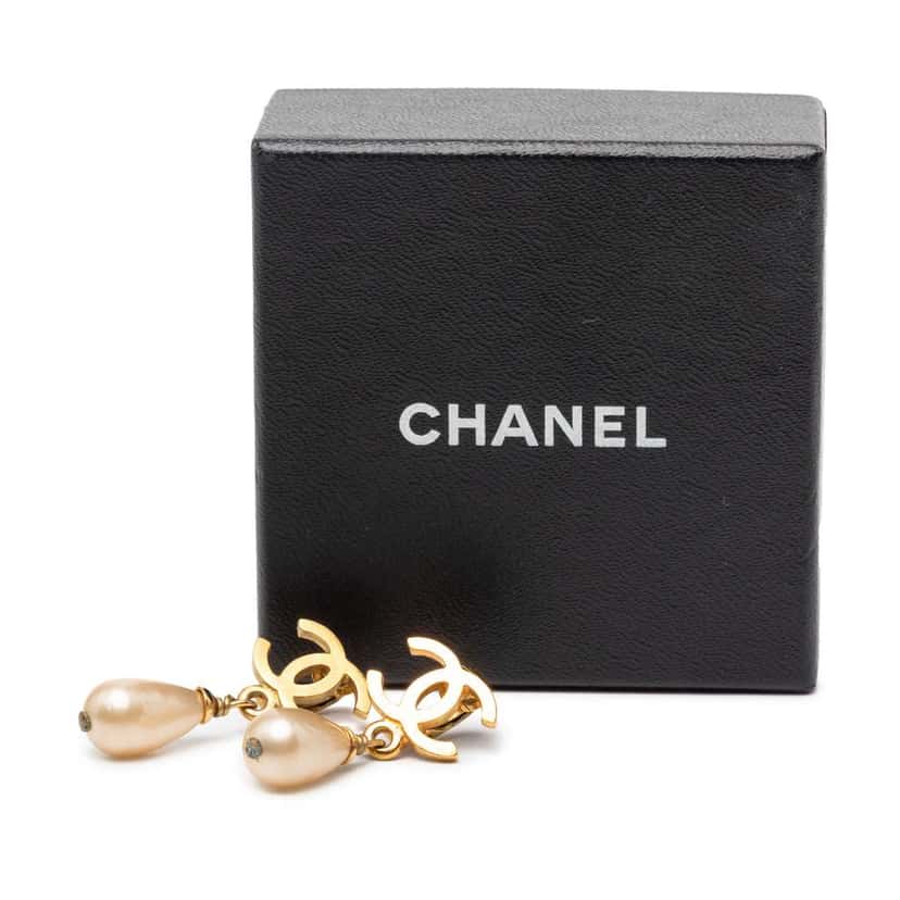 Chanel CC Gold Plated Faux Pearl Drop Clip On Earrings Gold Metal Very good condition - Model View