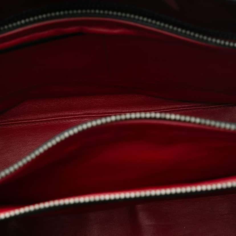 Prada Patent Tote Black Leather Very good condition - Model View