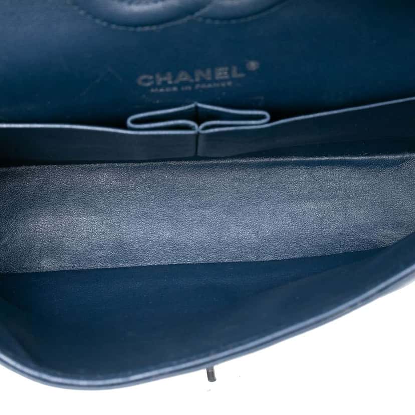 Chanel Medium Classic Chevron Patent Double Flap Blue Leather Very good condition - Model View