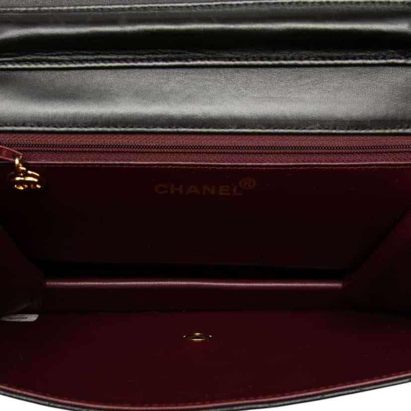 Chanel Medium CC Quilted Lambskin Single Flap Black Leather Very good condition - Model View