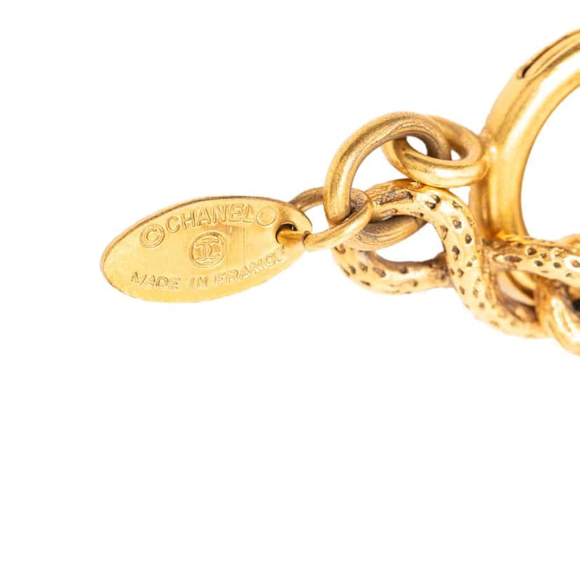 Chanel CC Gold Plated Medallion Pendant Necklace Gold Metal Very good condition - Model View