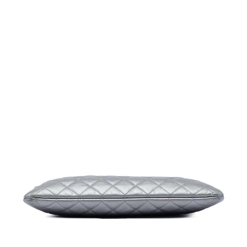 Chanel Medium Quilted Caviar Boy O Case Clutch Silver Leather Very good condition - Inside View
