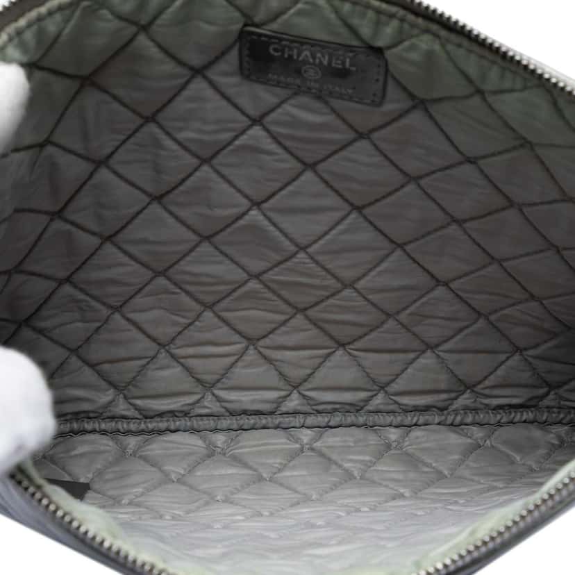 Chanel Medium Quilted Caviar Boy O Case Clutch Silver Leather Very good condition - Model View