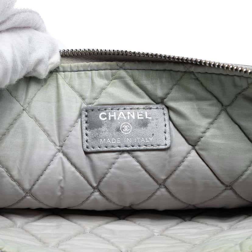 Chanel Medium Quilted Caviar Boy O Case Clutch Silver Leather Very good condition - Box View