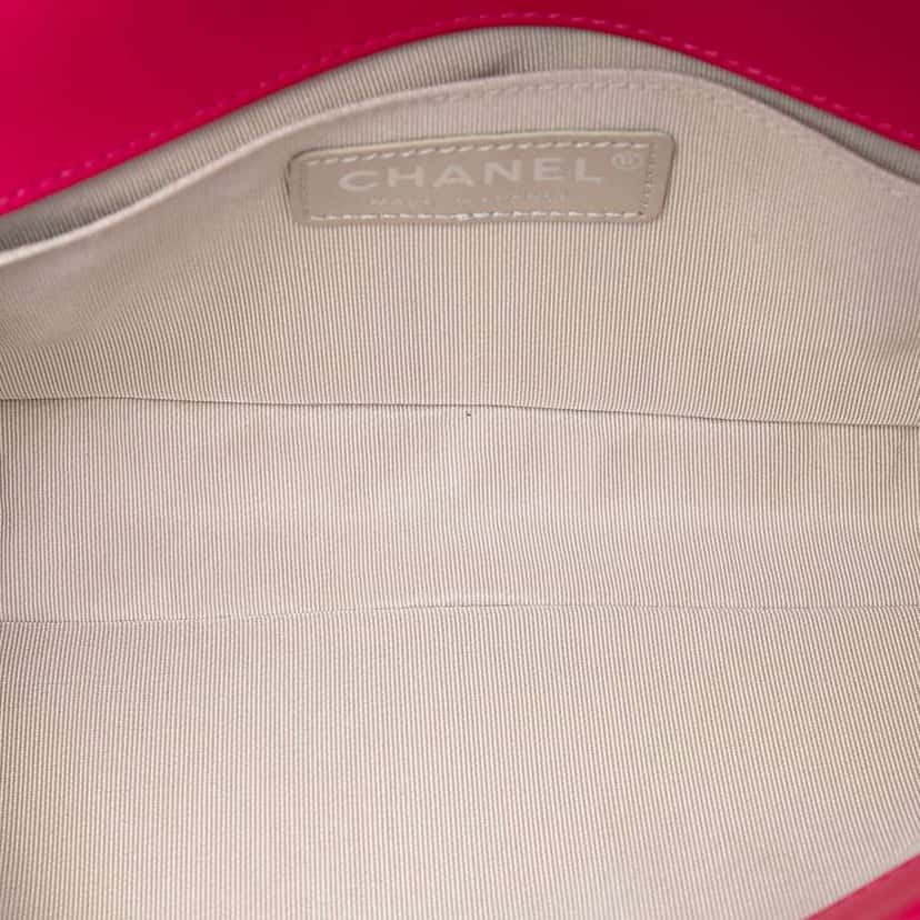 Chanel Quilted Lambskin Boy Flap Clutch Pink Leather Very good condition - Model View