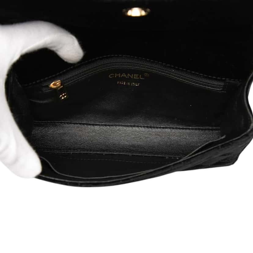 Chanel CC Quilted Velvet Chain Shoulder Bag Black Velvet Very good condition - Model View