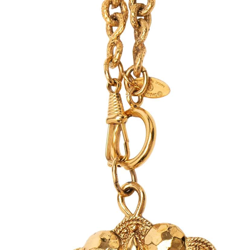 Chanel Gold Plated Faux Pearl Flower Pendant Necklace Gold Metal Very good condition - Model View