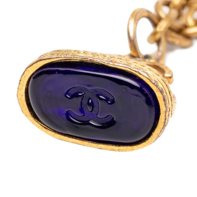 Chanel CC Gold Plated Gripoix Stamp Pendant Necklace Gold Metal Very good condition - Model View