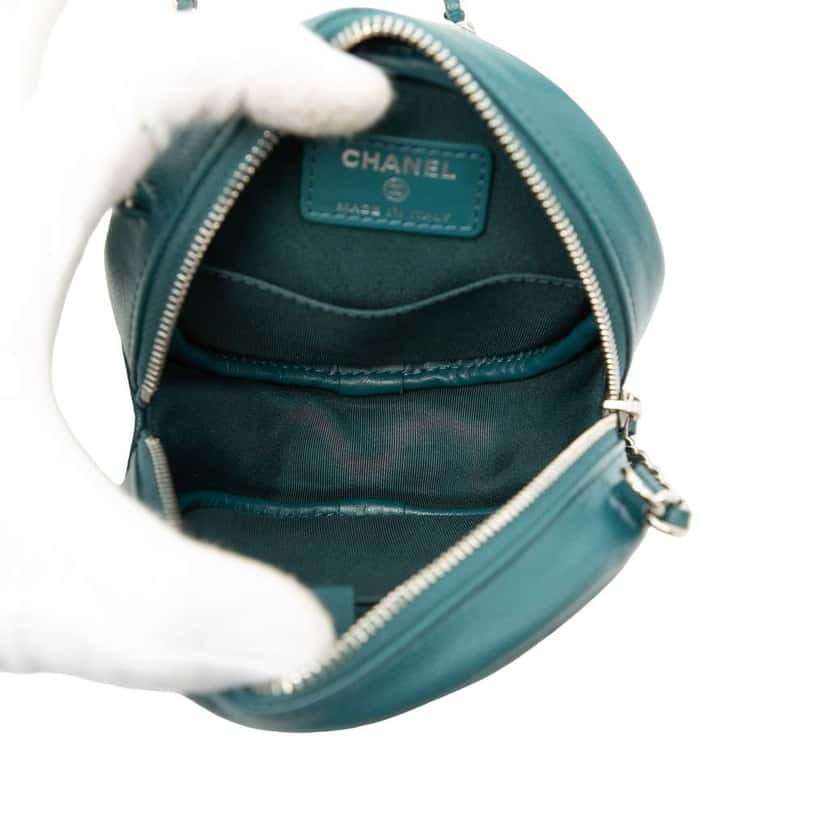 Chanel CC Quilted Caviar Round Clutch With Chain Blue Leather Very good condition - Model View