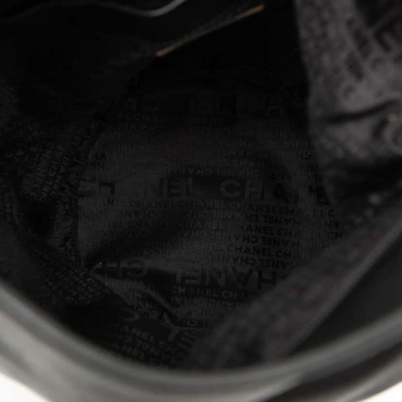 Chanel CC Lambskin Bucket Bag Black Leather Very good condition - Model View