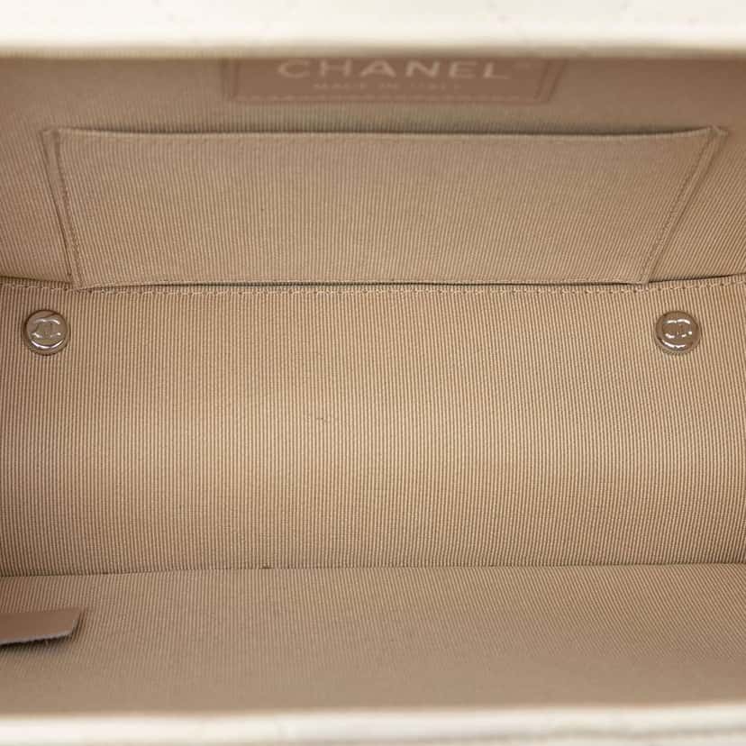 Chanel Quilted Lambskin Metal Bar Convertible Clutch White Leather Very good condition - Model View