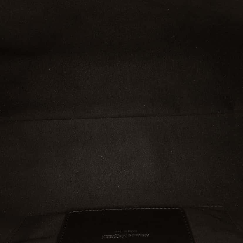 Alexander Mcqueen Large Calfskin Skull Knuckle Duster Fold Over Clutch Black Leather Good condition - Model View