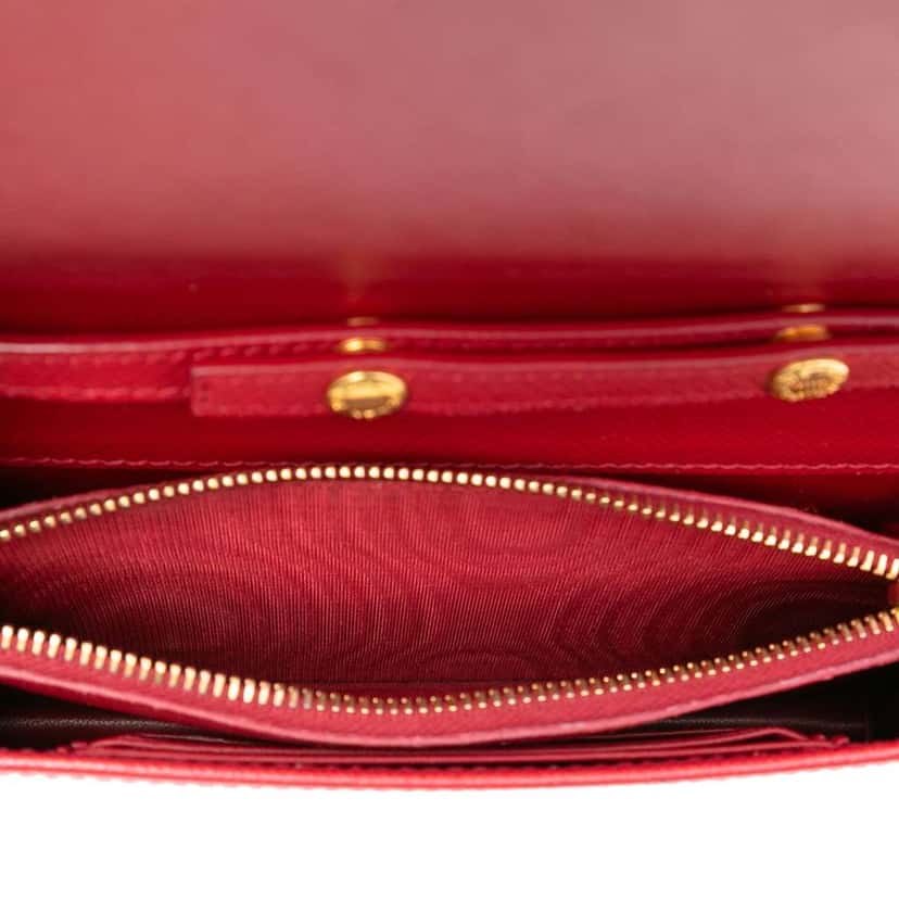 Prada Saffiano Wallet On Chain Red Leather Good condition - Model View
