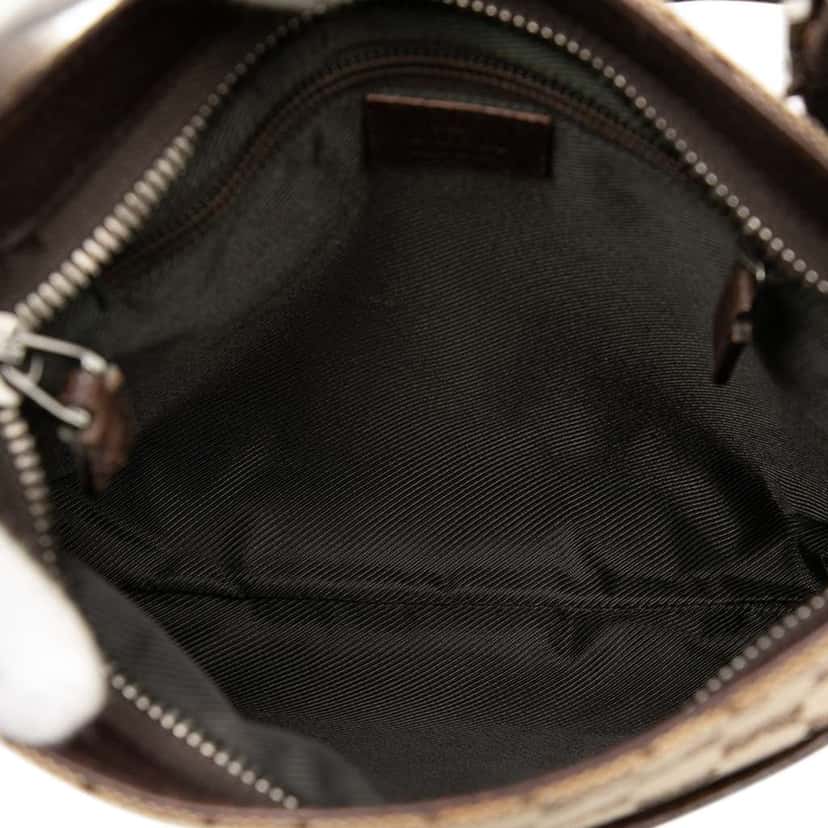 Gucci GG Canvas Crossbody Brown Canvas Good condition - Model View