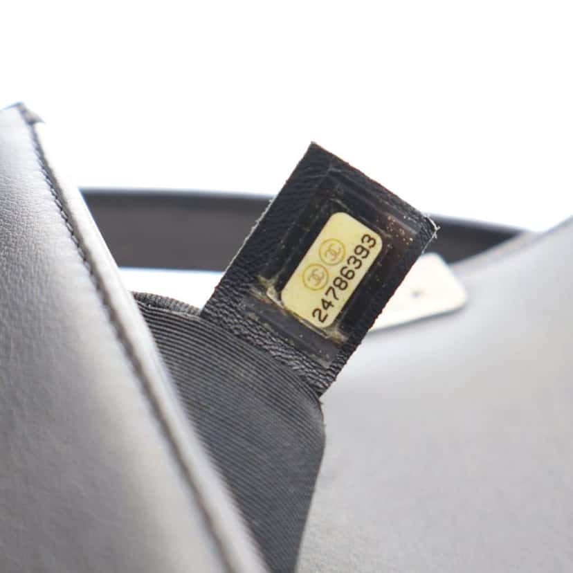 Chanel Old Medium Quilted Lambskin Boy Flap Black Leather Good condition - Model View