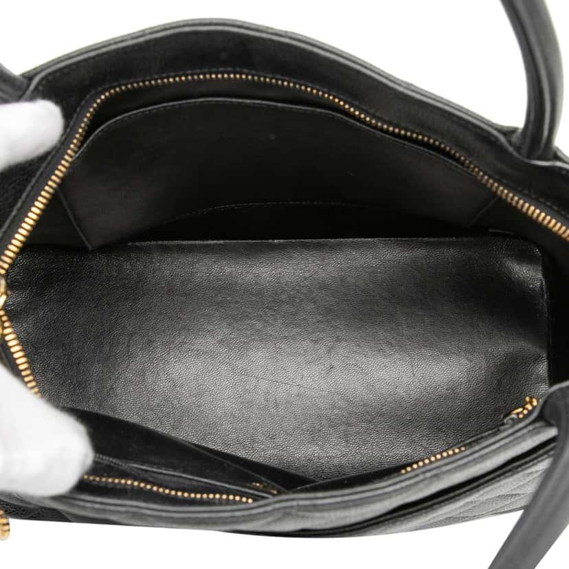 Chanel Caviar Medallion Tote Black Leather Good condition - Model View