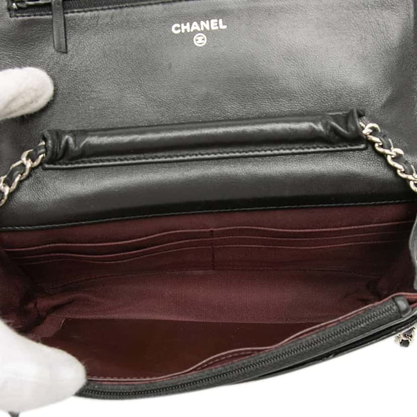 Chanel CC Quilted Lambskin Wallet On Chain Black Leather Good condition - Model View