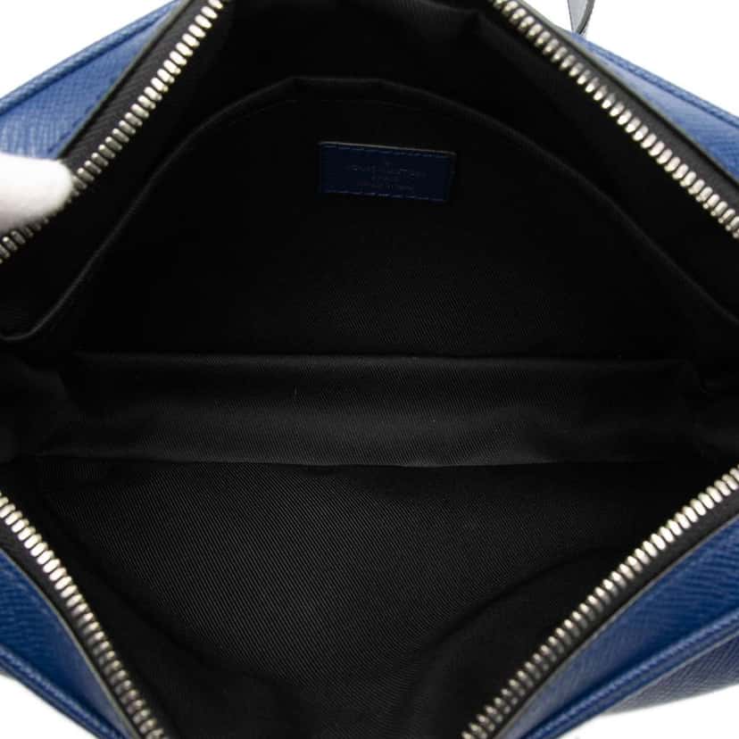 Louis Vuitton Monogram Taigarama Outdoor Messenger Blue Leather Good condition - Model View