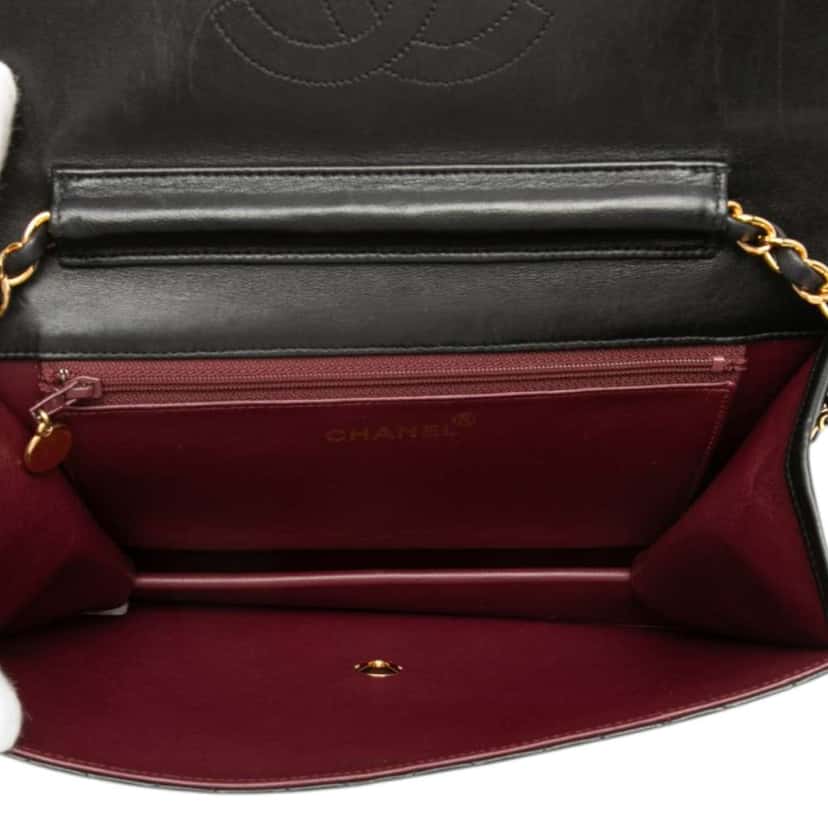 Chanel Medium CC Quilted Lambskin Single Flap Black Leather Good condition - Model View