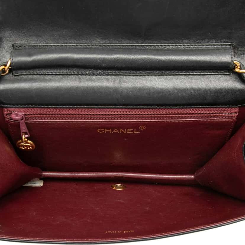 Chanel CC Quilted Lambskin Full Single Flap Black Leather Good condition - Model View