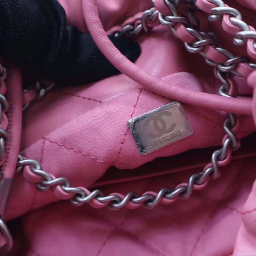 Chanel Mini Shiny Calfskin 22 Handbag Pink Leather Very good condition - Model View