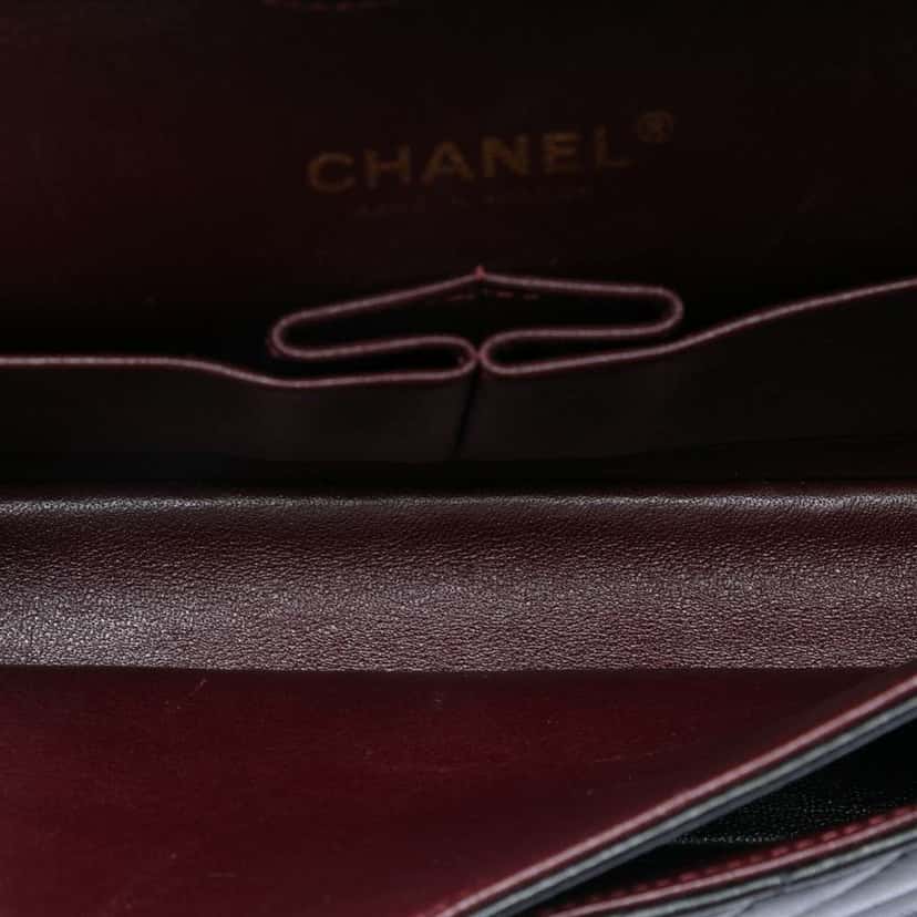 Chanel Medium Classic Chevron Lambskin Double Flap Black Leather Very good condition - Model View