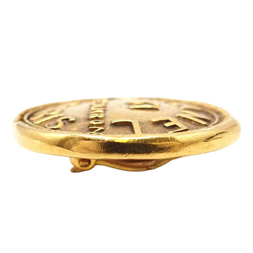 Chanel Gold Plated 31 Rue Cambon Round Clip On Earrings Gold Metal Good condition - Model View