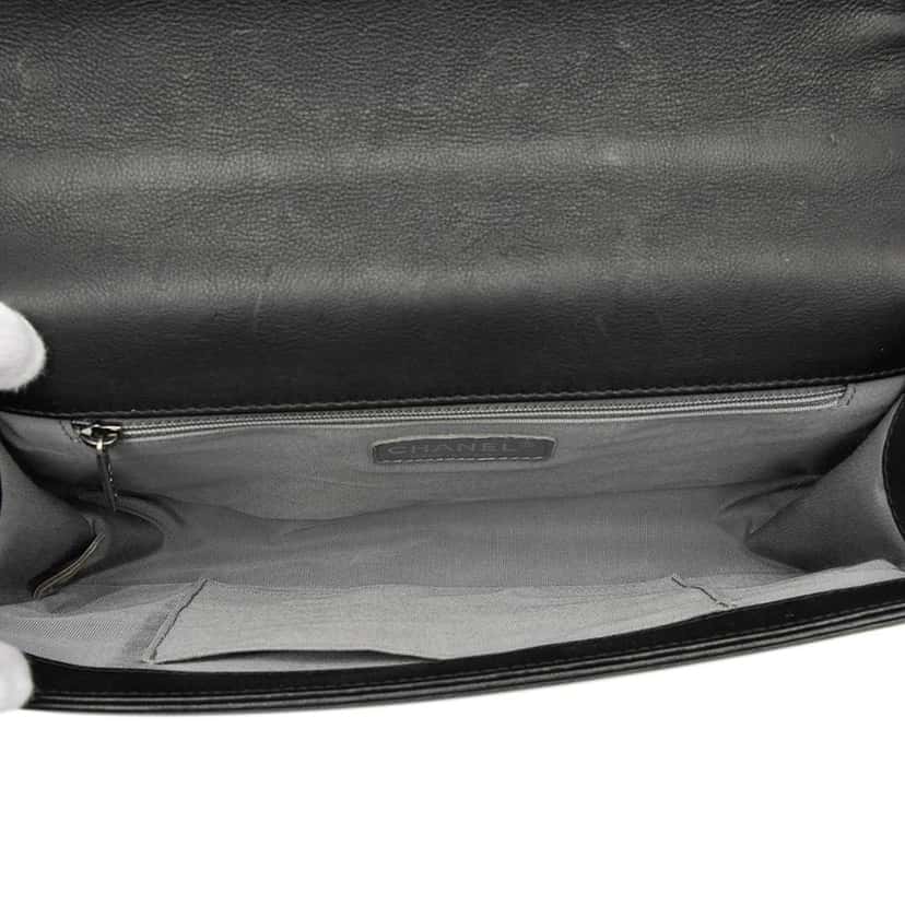 Chanel Medium Quilted Calfskin Wild Stitch Boy Flap Black Leather Good condition - Model View