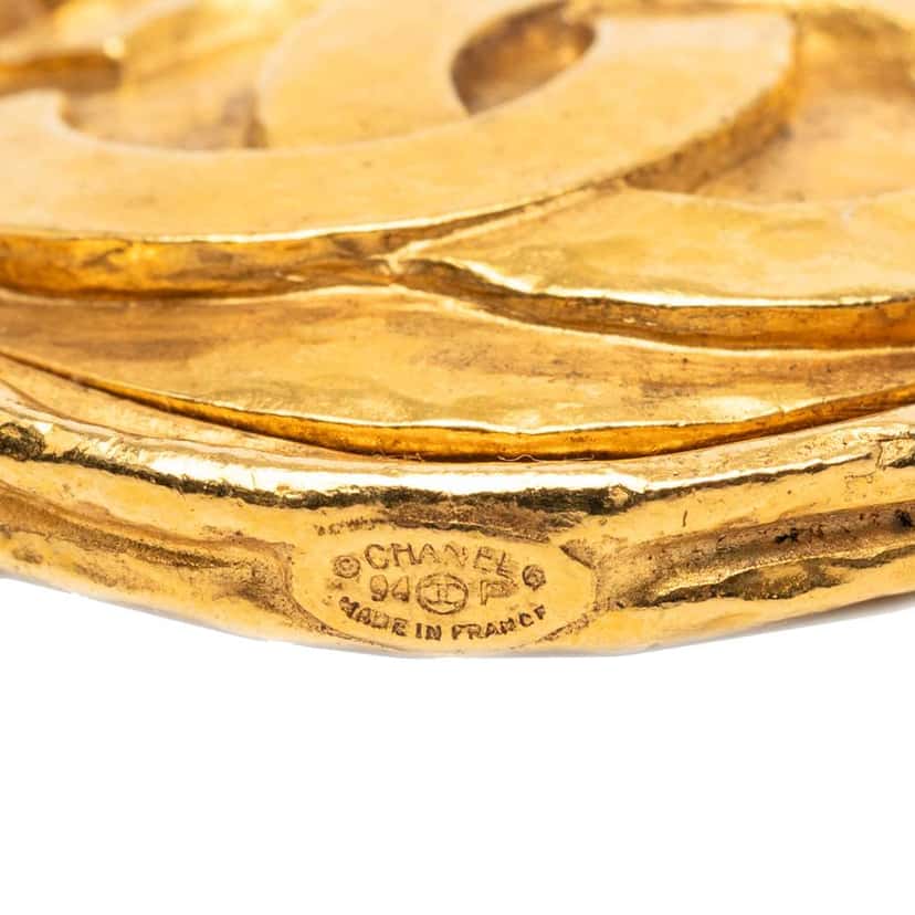 Chanel CC Gold Plated Round Mirror Pendant Necklace Gold Metal Good condition - Model View