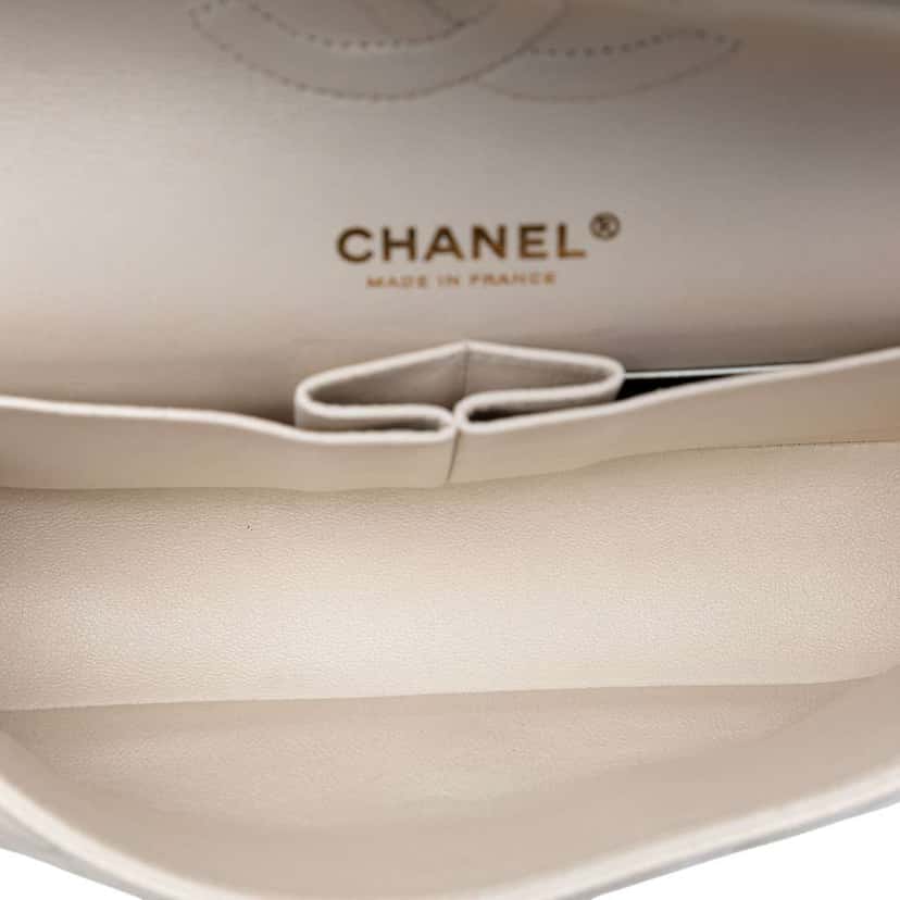 Chanel Medium Classic Caviar Double Flap White Leather Very good condition - Model View