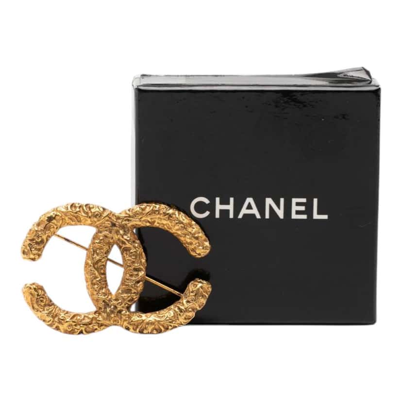 Chanel CC Gold Plated Embossed Logo Brooch Gold Metal Very good condition - Model View
