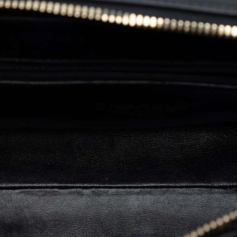 Chanel CC Chevron Calfskin Medal Flap Black Leather Very good condition - Model View