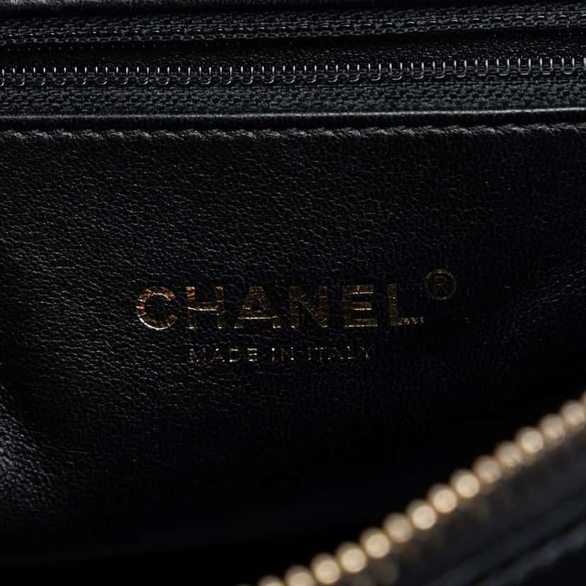 Chanel CC Chevron Calfskin Medal Flap Black Leather Very good condition - Box View