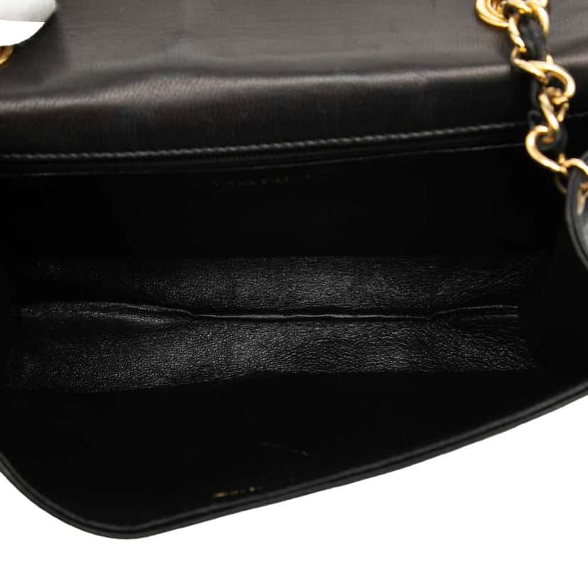 Chanel CC Quilted Lambskin Full Flap Crossbody Black Leather Very good condition - Model View