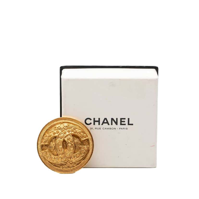 Chanel CC Gold Plated Medallion Round Brooch Gold Metal Very good condition - Model View
