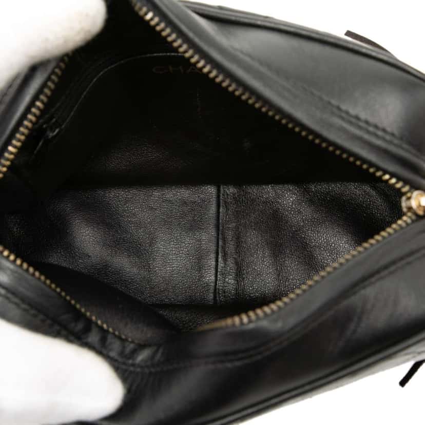 Chanel Mini CC Quilted Lambskin Tassel Camera Bag Black Leather Very good condition - Model View