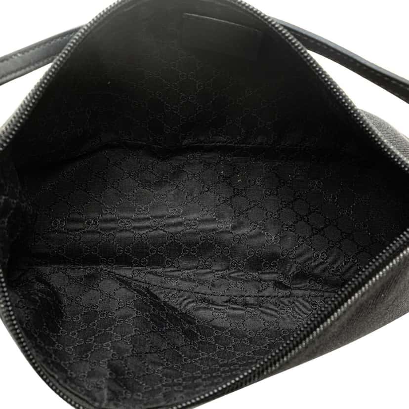 Gucci Denim Boat Shoulder Bag Black Denim Good condition - Model View