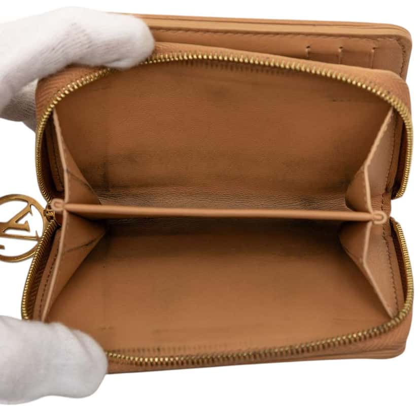 Louis Vuitton Monogram Embossed Lambskin Lou Coussin Wallet Brown Leather Very good condition - Model View