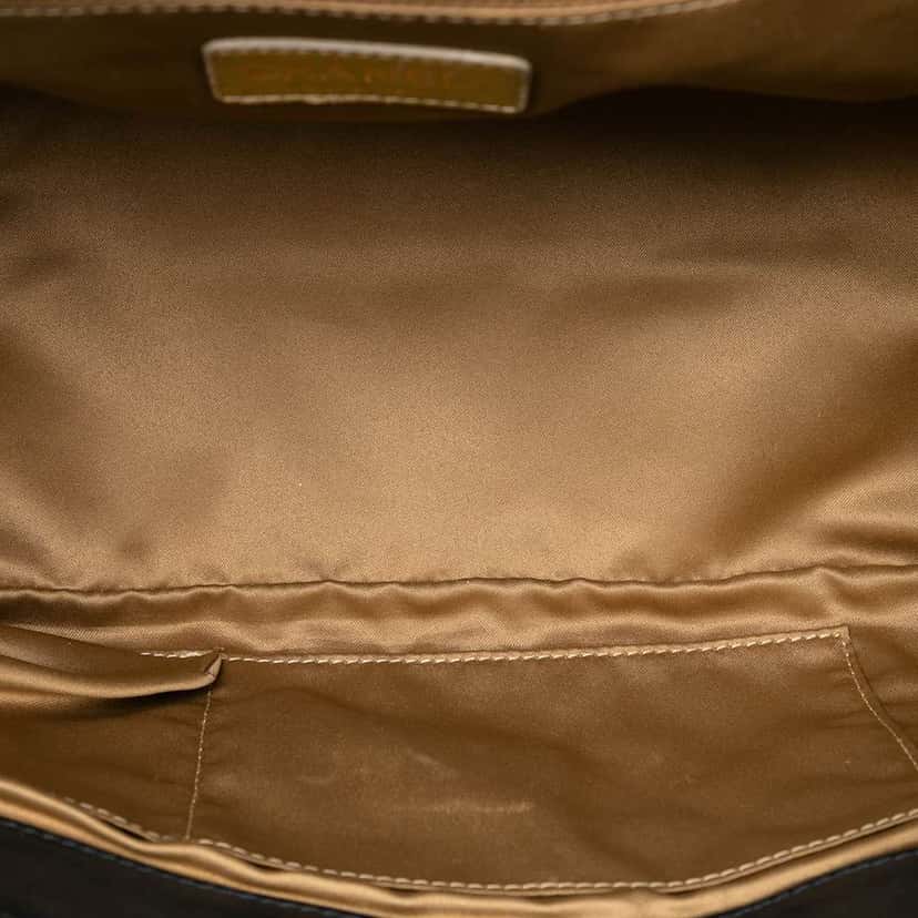 Chanel Medium Quilted Lambskin Reissue 2.55 East West Mademoiselle Accordion Flap Black Leather Good condition - Model View