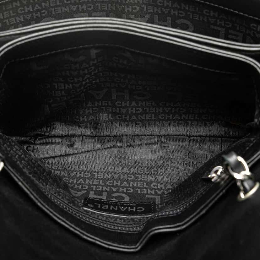 Chanel Choco Bar Calfskin Camellia No. 5 CC Shoulder Bag Black Leather Good condition - Model View