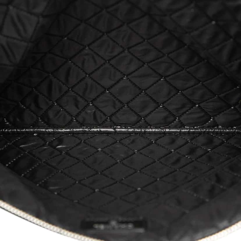 Chanel Large Quilted Lambskin Double Stitch O Case Clutch Black Leather Good condition - Model View