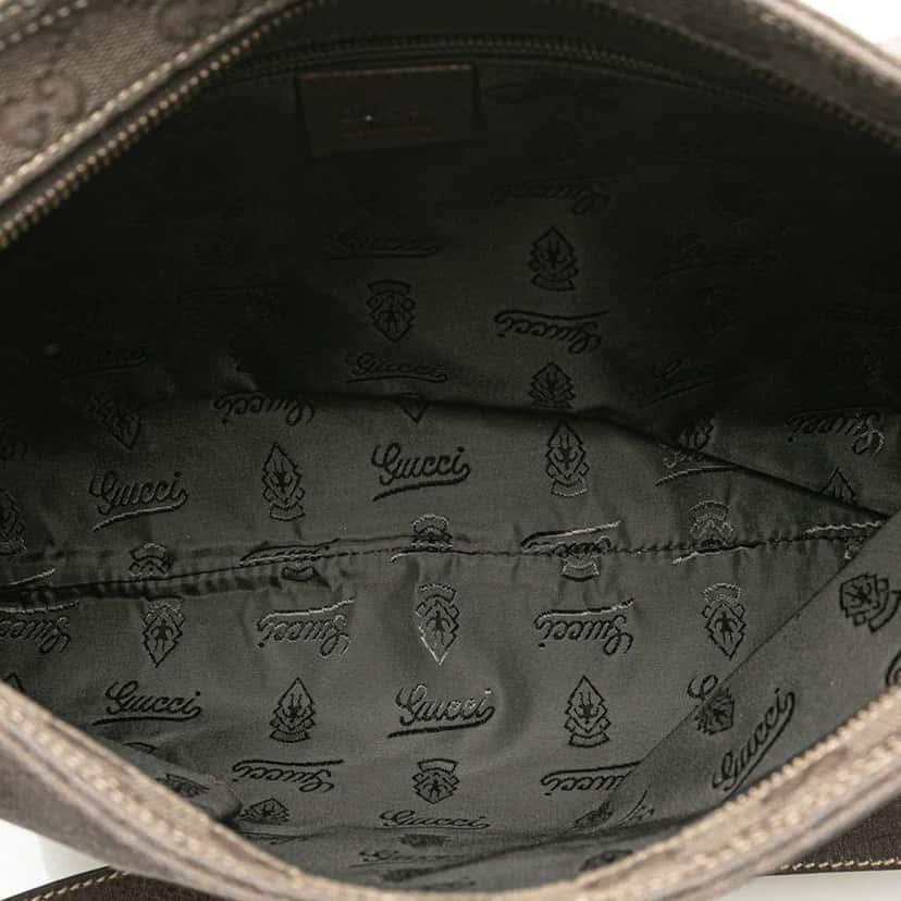 Gucci GG Canvas Crossbody Brown Canvas Good condition - Model View