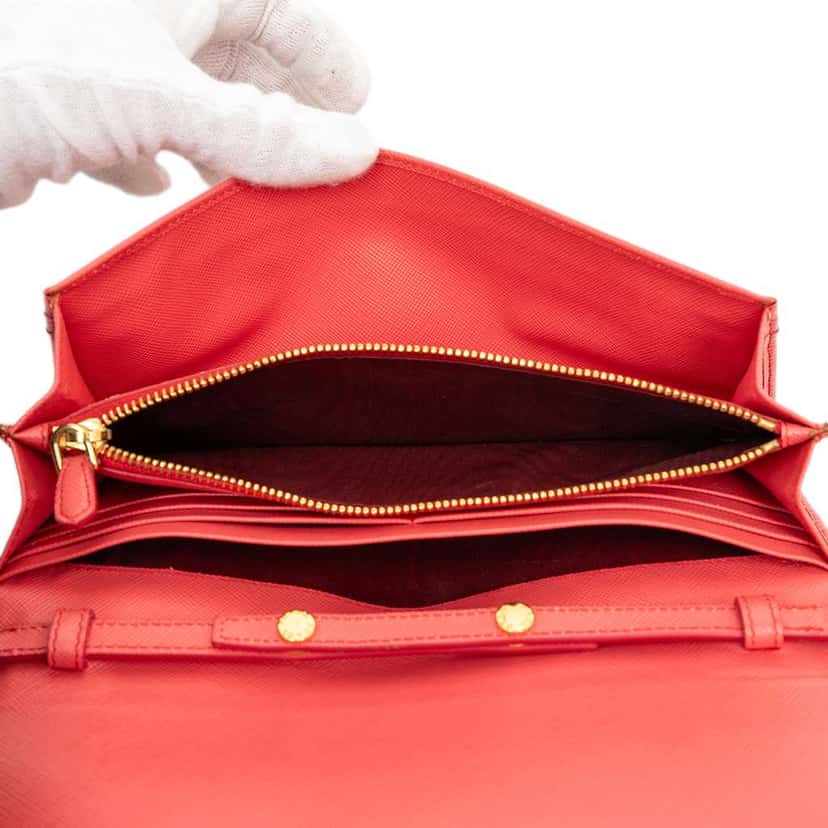 Prada Saffiano Lux Wallet On Chain Red Leather Very good condition - Model View