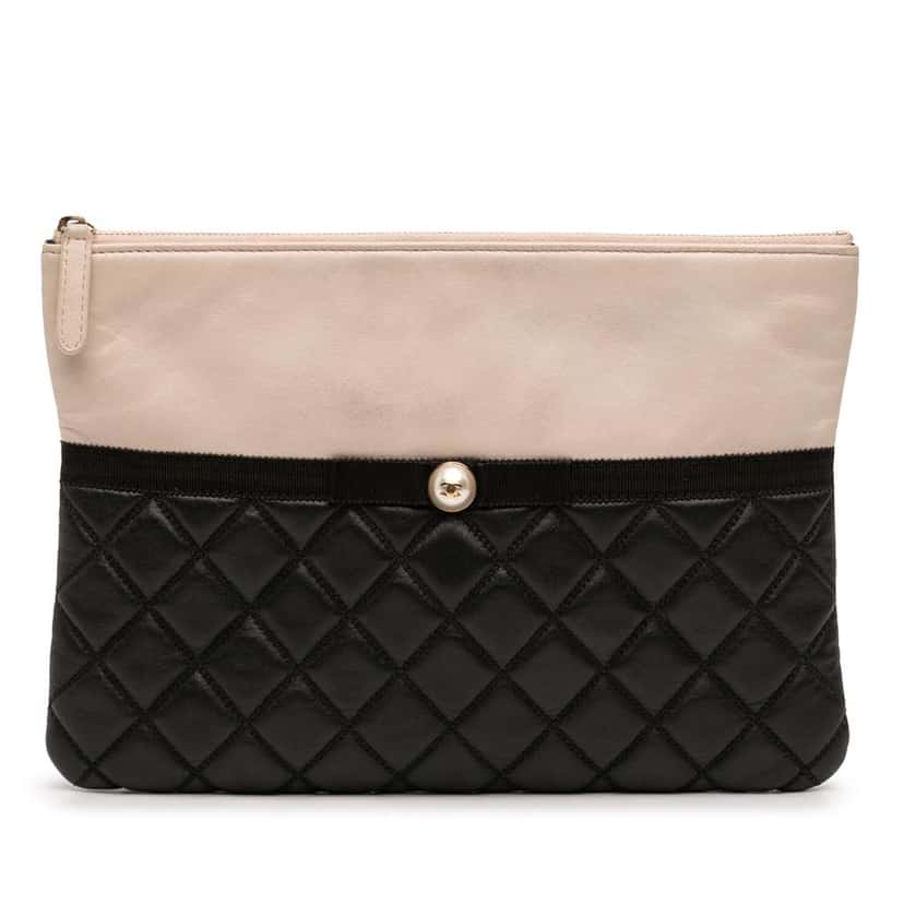 Chanel Medium Quilted Lambskin and Calfskin Pearl O Case Clutch Black Leather Very good condition - Front View